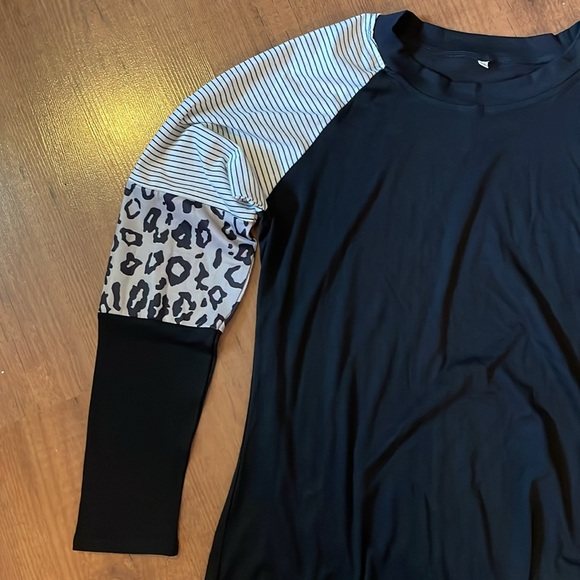 Long sleeve black t-shirt with block patterned arms. - Picture 3 of 4